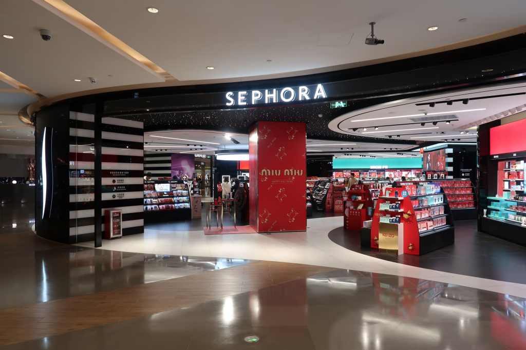 Adresse : Sephora SAS, 41, rue Ybry, 92200 Neuilly-sur-Seine, France.
Téléphone du siège social : 01 46 09 34 00
E-mail : serviceclients@sephora.fr
Formulaire en ligne pour contacter Sephora : ​https://www.sephora.fr/aide-sephora.