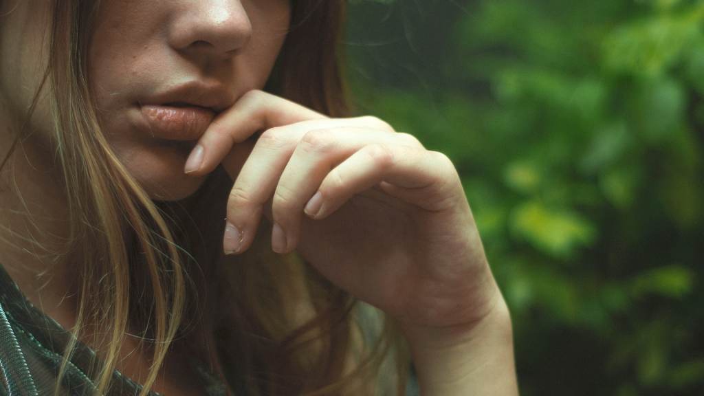 Tout d’abord, il faut bien préciser que lâcher prise ne veut pas dire abandon ou laxisme. En effet, lâcher prise signifie qu’on accepte de regarder une situation 'un autre point de vue en renonçant à tout contrôler, pour soi-même et pour les autres. 
