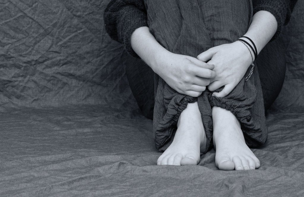 Perte d'un être cher : comment faire son deuil ? Durant cette étape, les personnes en deuil refusent souvent la réalité. Il s’agit en quelque sorte d’auto-défense.