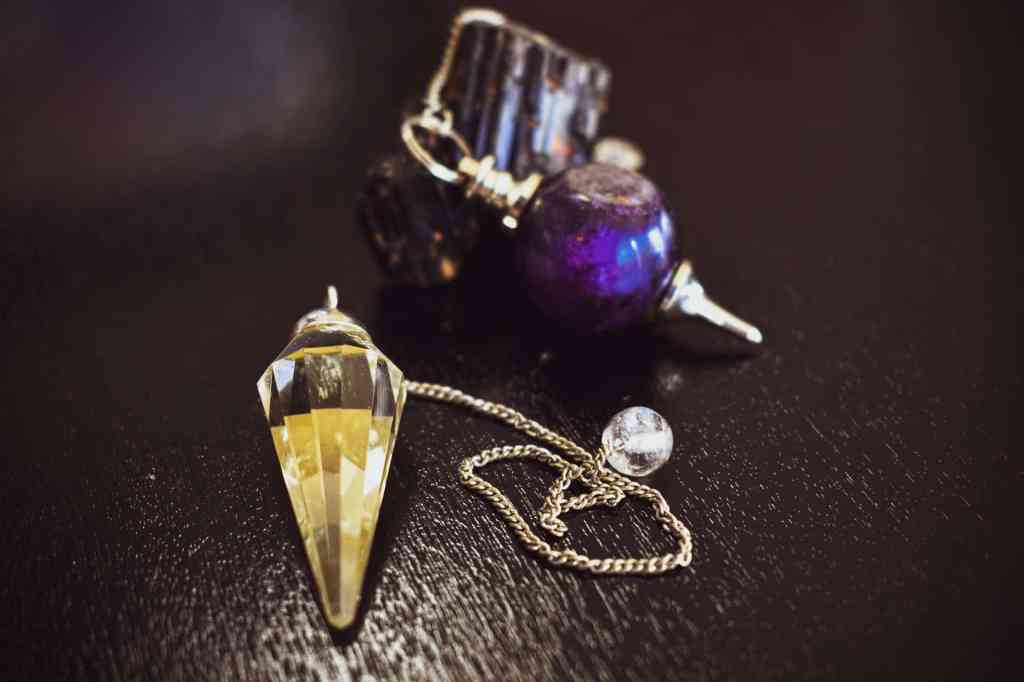 Le choix du pendule est important, surtout si vous êtes débutant. Vous devez ainsi choisir un pendule répondant à vos besoins, mais aussi adapté à votre niveau de pratique. Le choix de la forme et de la matière est aussi important. 